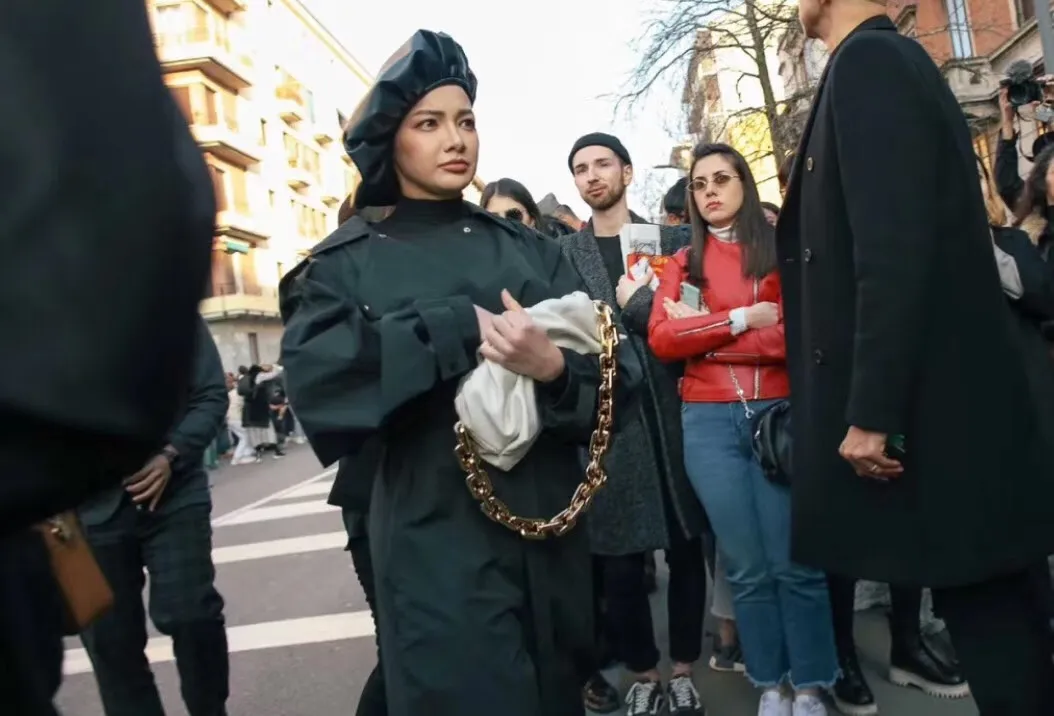 THE CHAIN ​​POUCH Milan Fashion Actress Street Photo ☑️ So healing and perfect